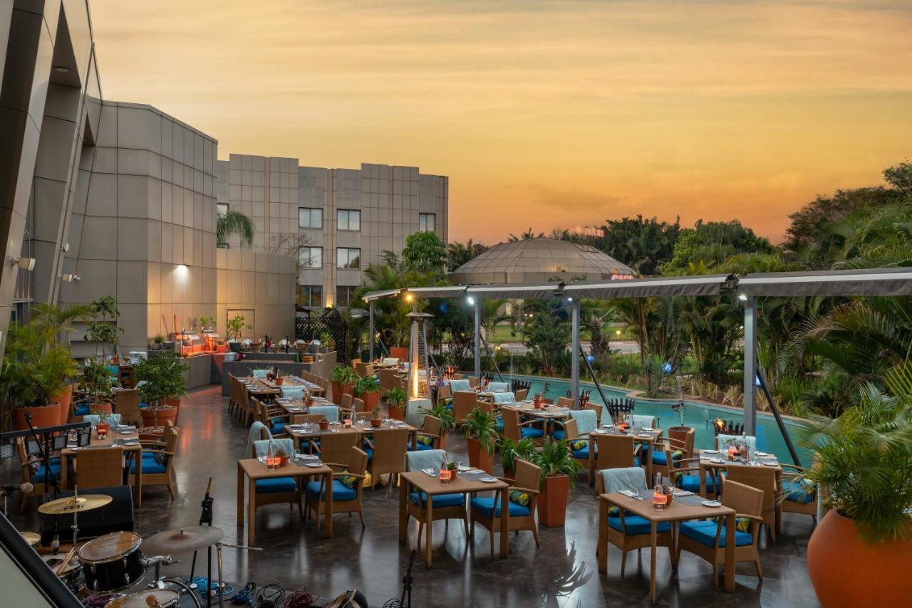 Radisson Blu Hotel Лусака Экстерьер фото The Pool Bar