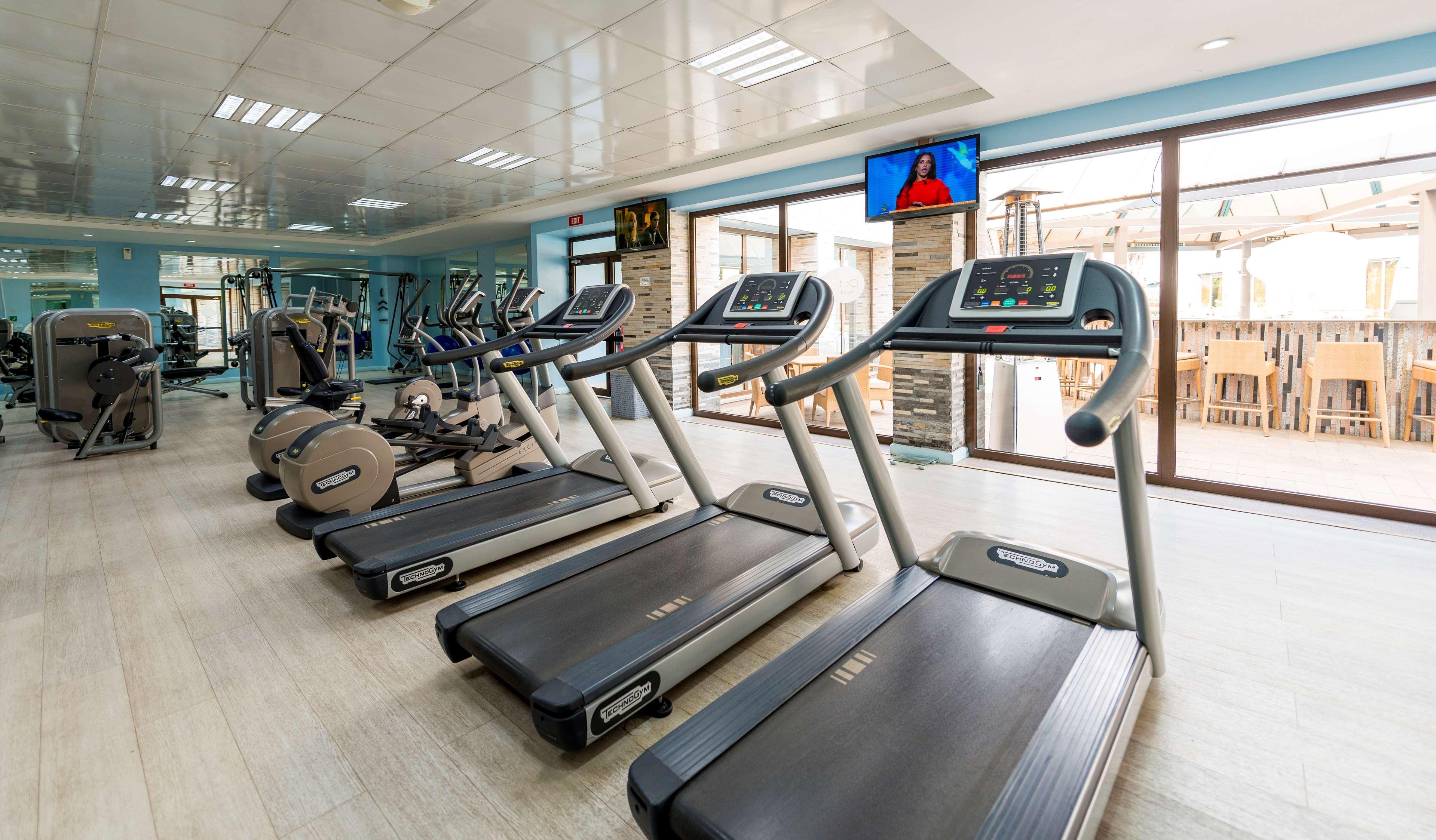 Radisson Blu Hotel Лусака Экстерьер фото The gym at the hotel