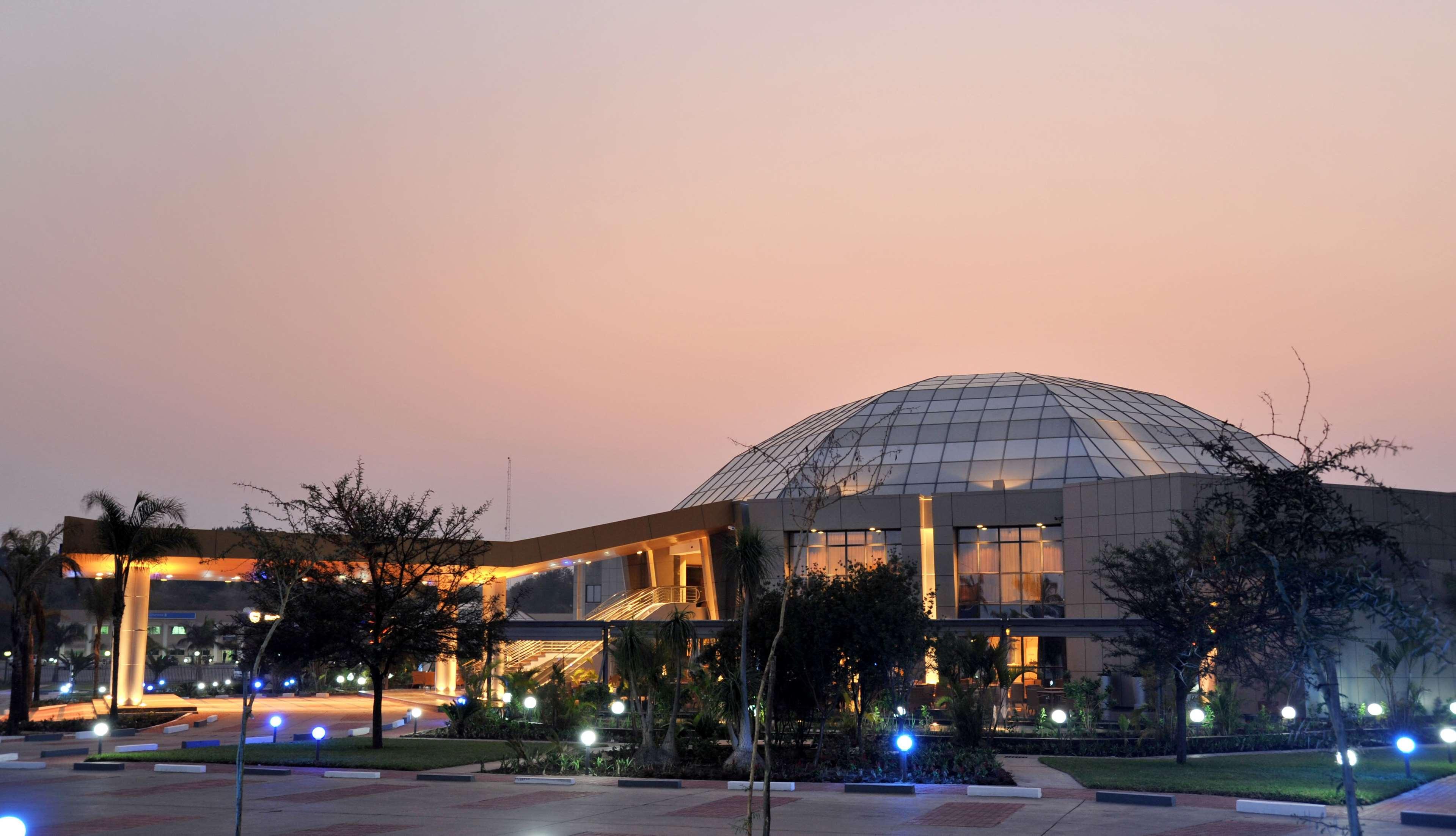 Radisson Blu Hotel Лусака Экстерьер фото The Texas A&M University-Commerce Library