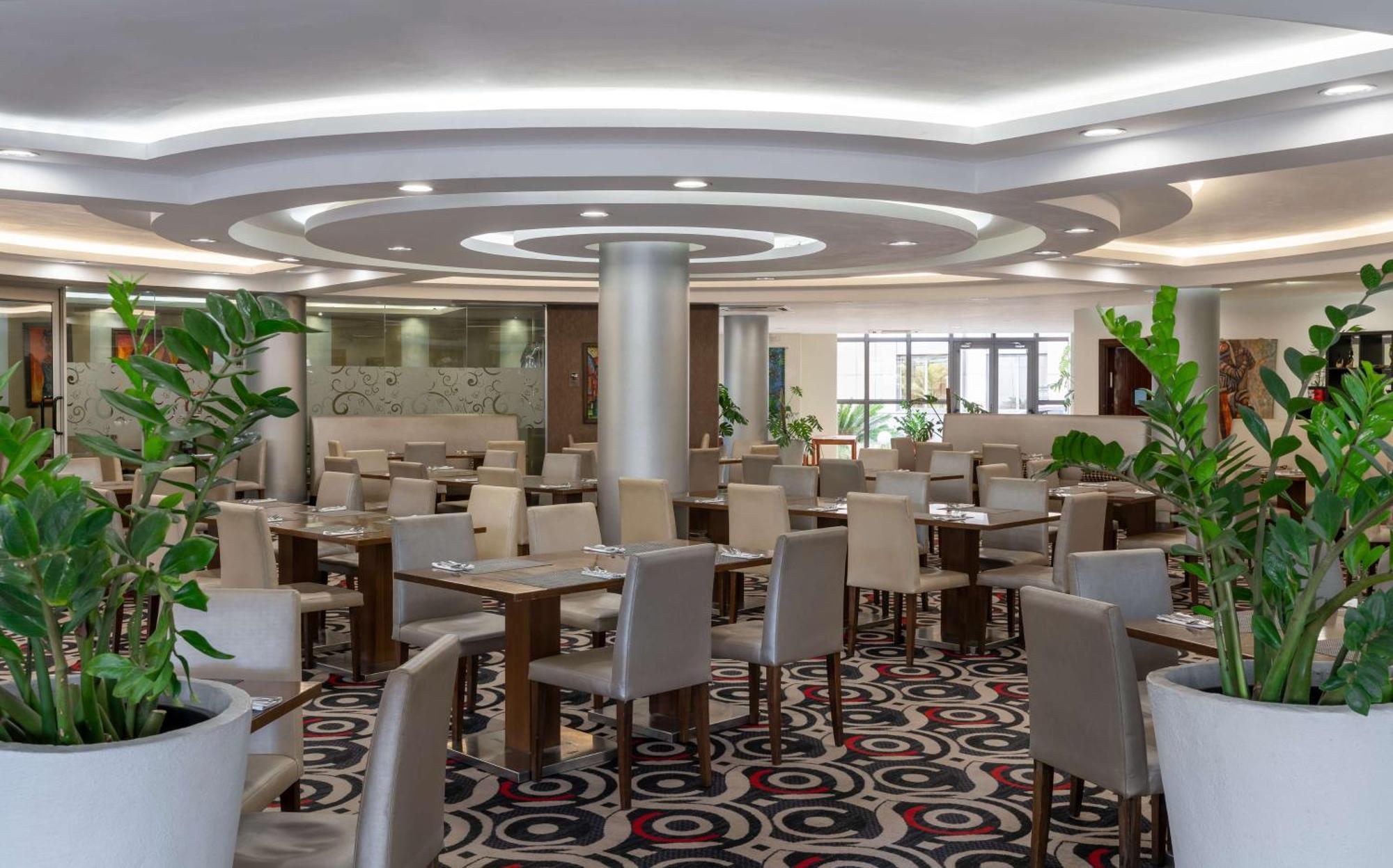 Radisson Blu Hotel Лусака Экстерьер фото The restaurant