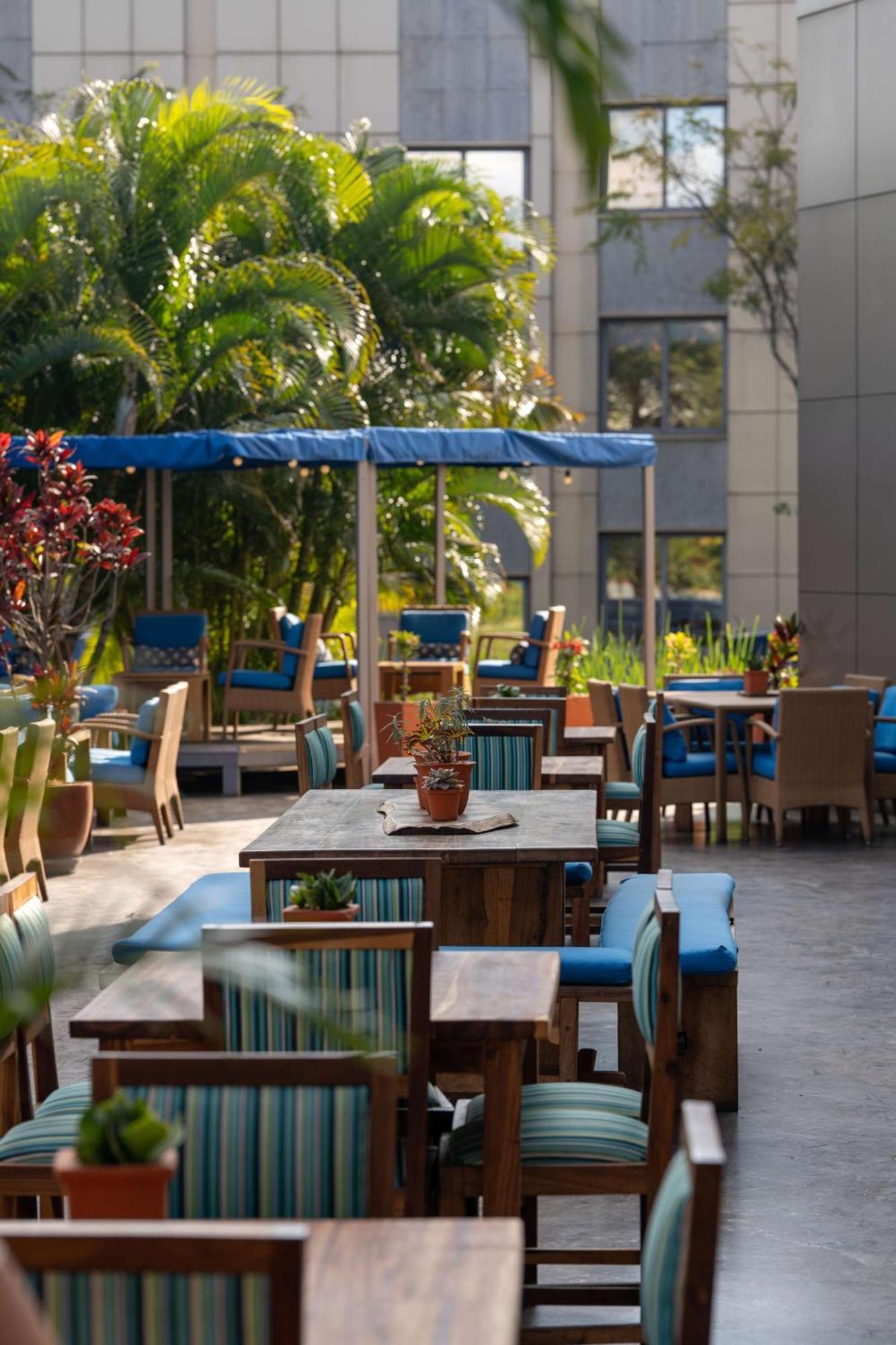 Radisson Blu Hotel Лусака Экстерьер фото The Terrace
