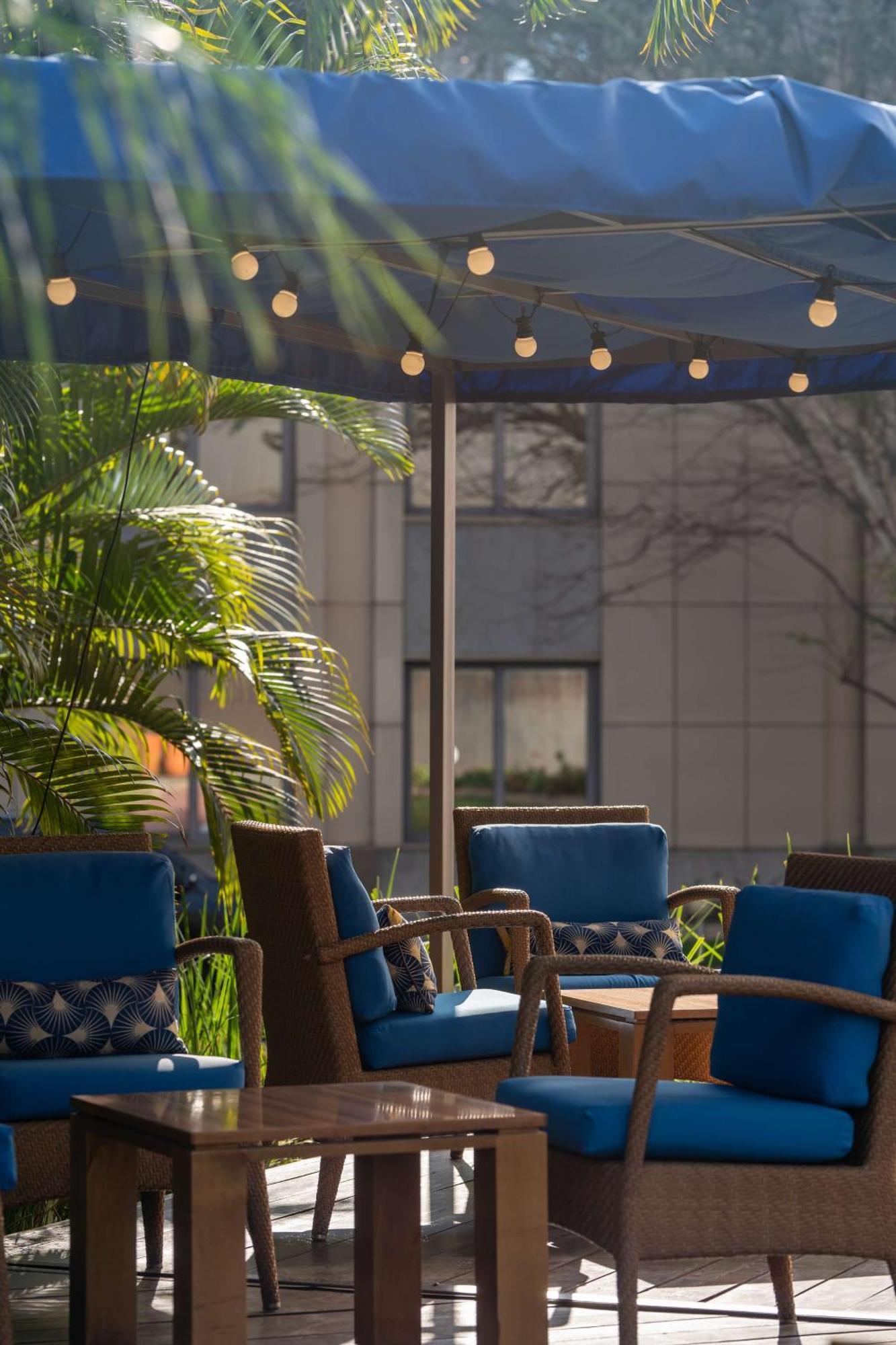Radisson Blu Hotel Лусака Экстерьер фото The Terrace