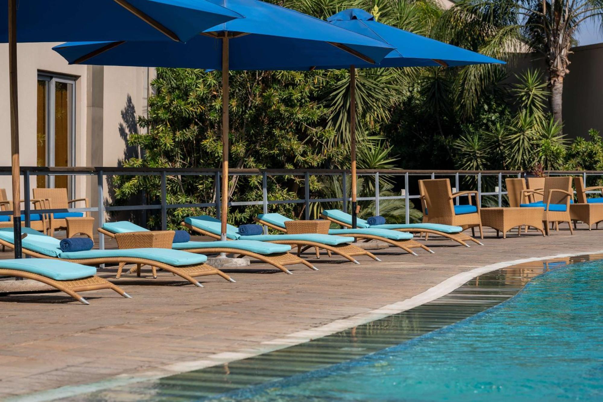 Radisson Blu Hotel Лусака Экстерьер фото Pool at the hotel